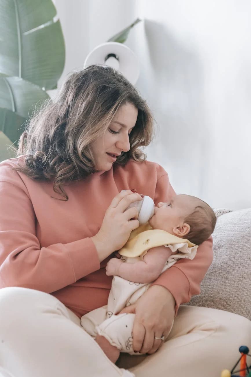 Bebek Beslenmesinde Yaş Dönüm Noktaları: İlk Aydan Yıl Sonuna Kadar İpuçları